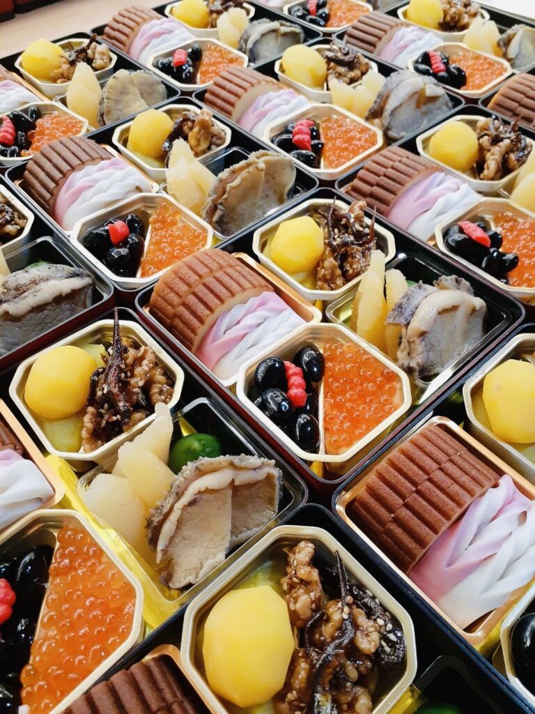 インディペンデンスヴィレッジ成城西のお正月|彩り豊かなおせち料理(紅白かまぼこ・黒豆・栗きんとん・数の子・田作り)