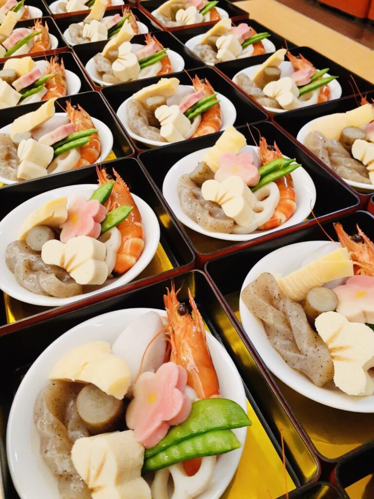 インディペンデンスヴィレッジ成城西の正月祝い膳|海老・花麩・たけのこ・蓮根・こんにゃくの煮しめ盛り合わせ