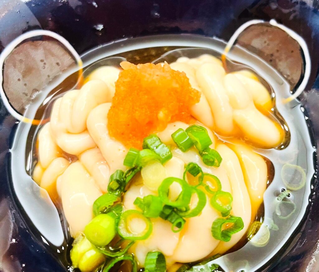 インディペンデンスヴィレッジ成城西の冬の味覚|北海道産白子ポン酢で味わう濃厚な旨み
冬の味覚の代表格、北海道産の新鮮な白子(しらこ)を贅沢に使用。
とろけるような滑らかさと濃厚な旨みが特長の白子を、さっぱりとした自家製ポン酢で引き立てます。
紅葉おろしと青ねぎを添えて、見た目にも季節感あふれる前菜としてご提供しております。