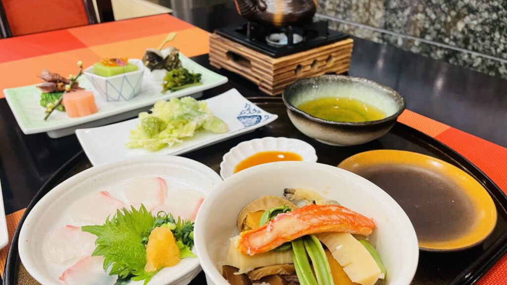 インディペンデンスヴィレッジ成城西の夕食｜旅館のように彩り豊かな桃の節句の御膳（鯛のお造り・筍と蟹の炊き合わせ・山菜天ぷら）