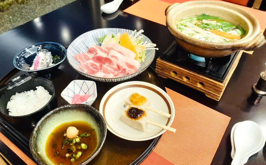 インディペンデンスヴィレッジ成城西の夕食|冬のあたたかい御膳(豚しゃぶしゃぶと野菜の寄せ鍋・ごま豆腐田楽・炊き立てご飯)