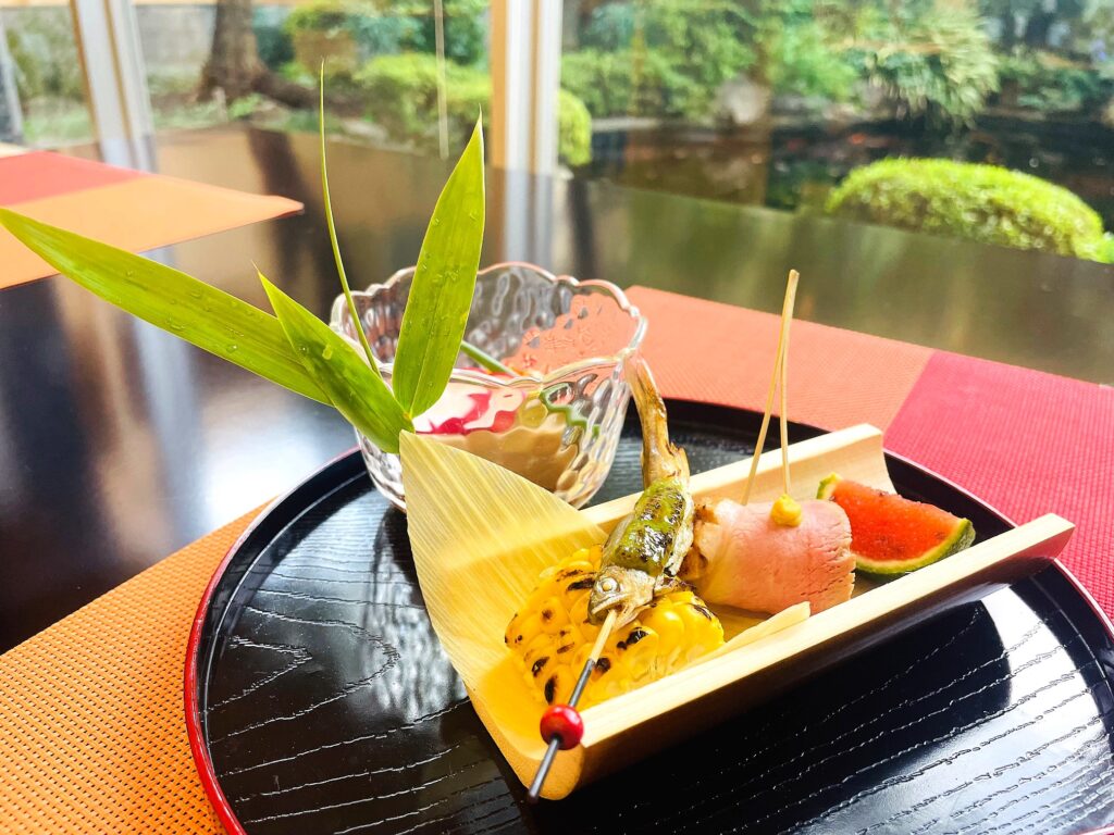 インディペンデンスヴィレッジ成城西の初夏の御膳|稚鮎と涼やかな前菜を日本庭園の眺めとともに